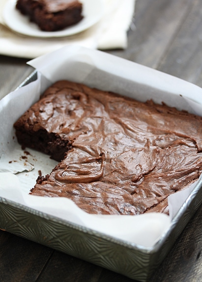 how to line a baking pan with parchment paper