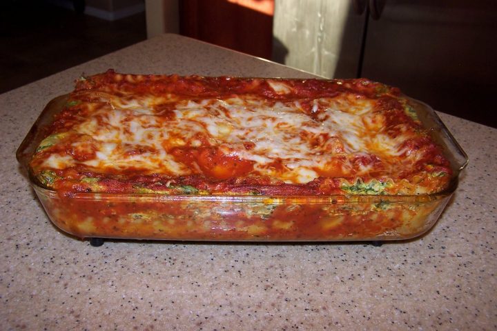 spinach mushroom lasagna in a pyrex baking pan