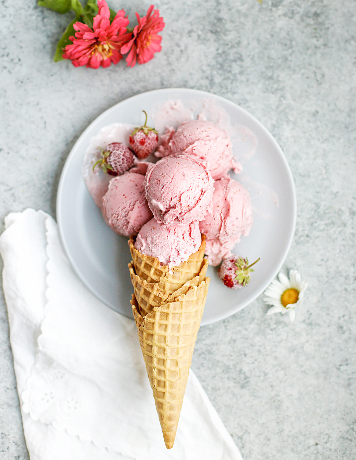 https://www.goodlifeeats.com/wp-content/uploads/2009/05/Strawberry-Gelato.jpg