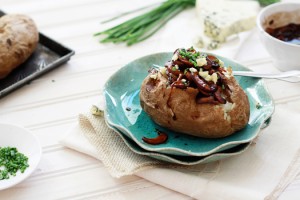 baked potatoes with balsamic mushrooms and blue cheese