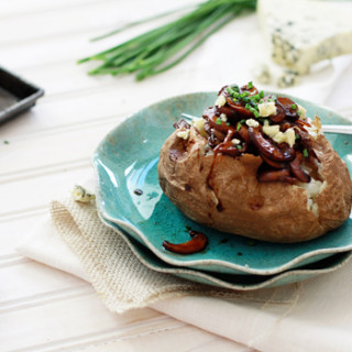 baked potatoes with balsamic mushrooms and blue cheese