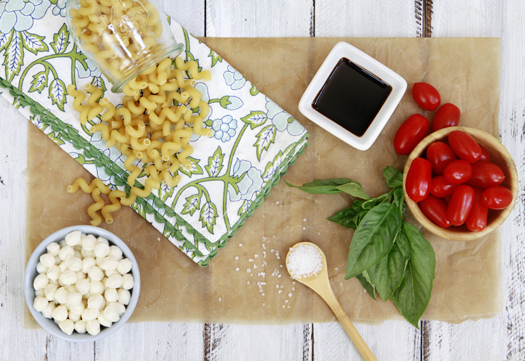 Easy Caprese Pasta Dinner - recipe for caprese salad pasta with tomatoes and basil