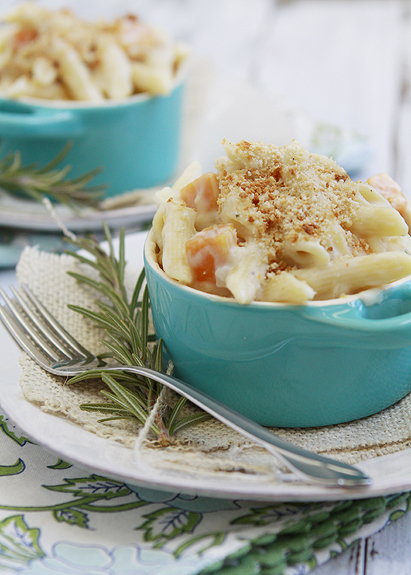 Two blue ramekins filled with three cheese butternut mac and cheese. 