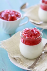 vanilla panna cotta with strawberries