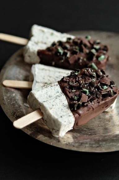 https://www.goodlifeeats.com/wp-content/uploads/2012/07/MintChocolatePopsicles.jpg