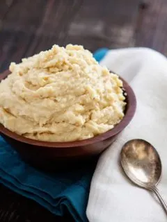 Roasted Garlic Cauliflower Mashed Potatoes Recipe | goodlifeeats.com