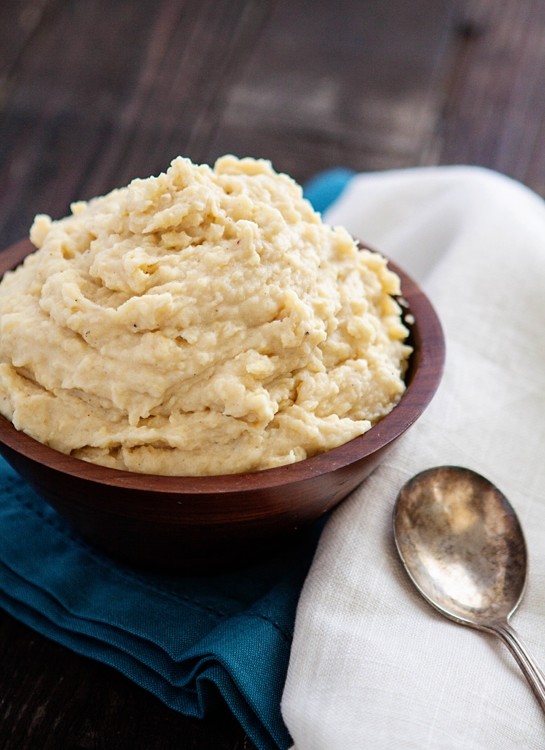 Roasted Garlic Cauliflower Mashed Potatoes Recipe | goodlifeeats.com