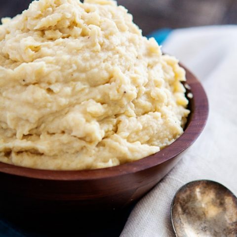 Roasted Garlic Cauliflower Mashed Potatoes Recipe | goodlifeeats.com