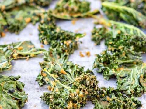 kale chips recipe yeast "Cheesy" Kale Chips kale chips recipe yeast "Cheesy" Kale Chips