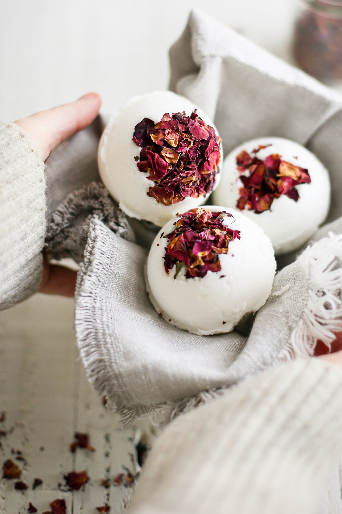 DIY Bath Bombs (The BEST Bath Bomb Recipe)