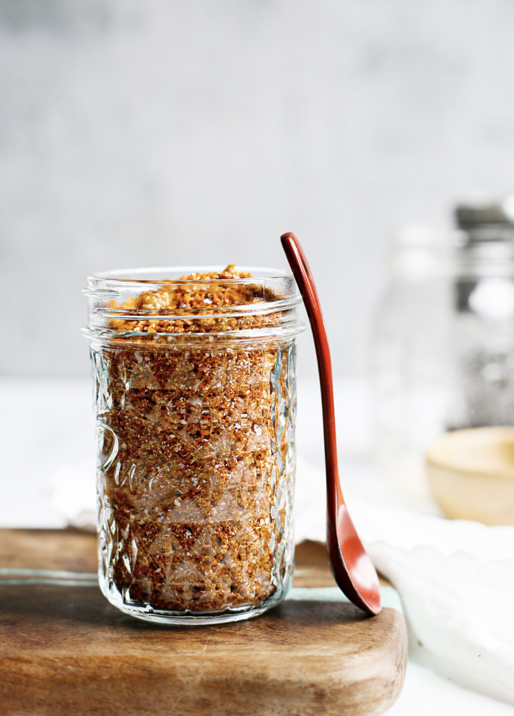 photo of dry rub for smoked chicken in a jar