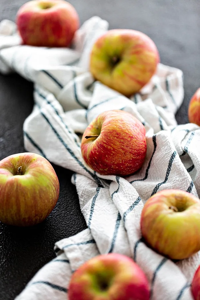 honeycrisp apples with kitchen towel