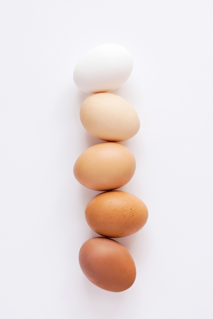 a photo of different shades of eggs for making scrambled eggs