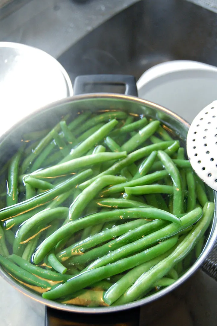 photo of green beans being blanched before freezing green beans