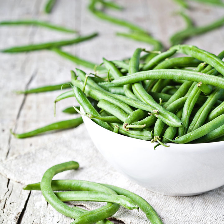 photo of green beans in a white bowl