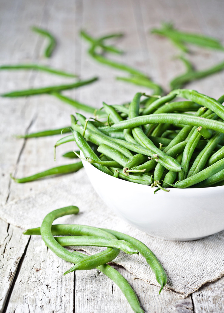 photo of green beans in a white bowl