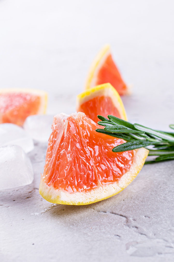 photo of grapefruit and rosemary for a vodka cocktail with grapefruit