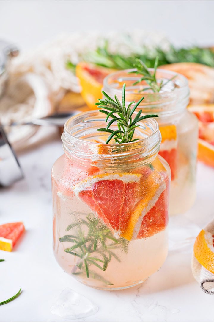 photo of two glasses of grapefruit vodka tonic 