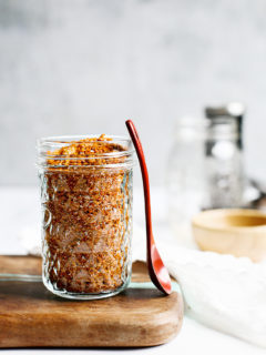 photo of dry rub for smoked chicken in a jar
