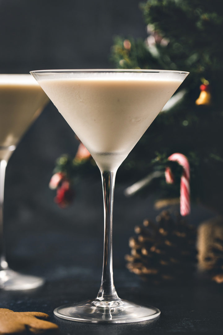 close up of a christmas cocktail gingerbread martini in a cocktail glass