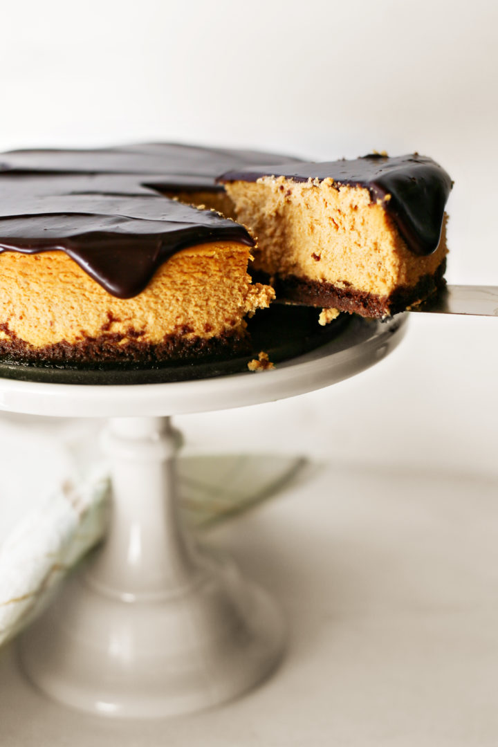 photo of a pumpkin cheesecake being sliced