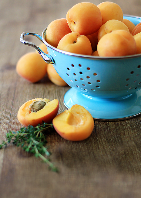 fresh apricots in a blue colander to use in this roasted chicken sandwich recipe
