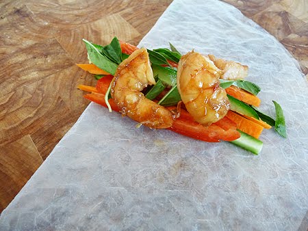a photo showing how to prepare this Vietnamese spring rolls recipe 