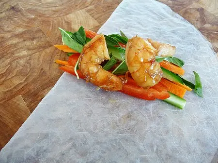 a photo showing how to prepare this Vietnamese spring rolls recipe