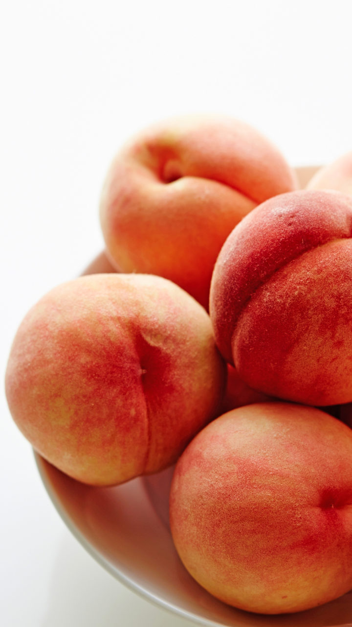 a bowl of fresh peaches for freezing