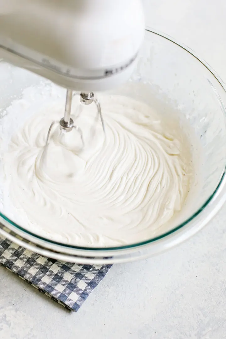 electric mixing making gelatin stabilized whipped cream