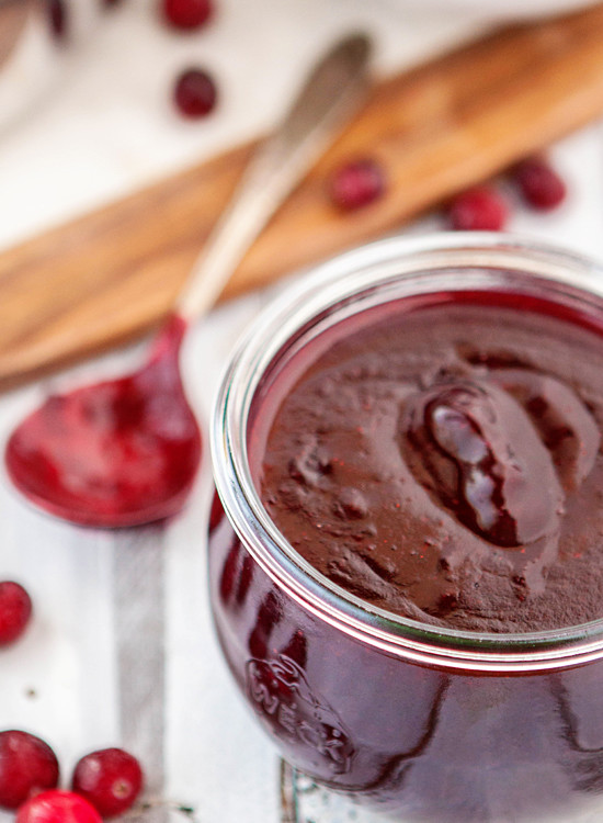 photo showing how to freeze cranberry sauce in a jar