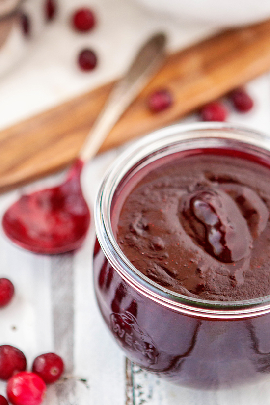 photo showing how to freeze cranberry sauce in a jar