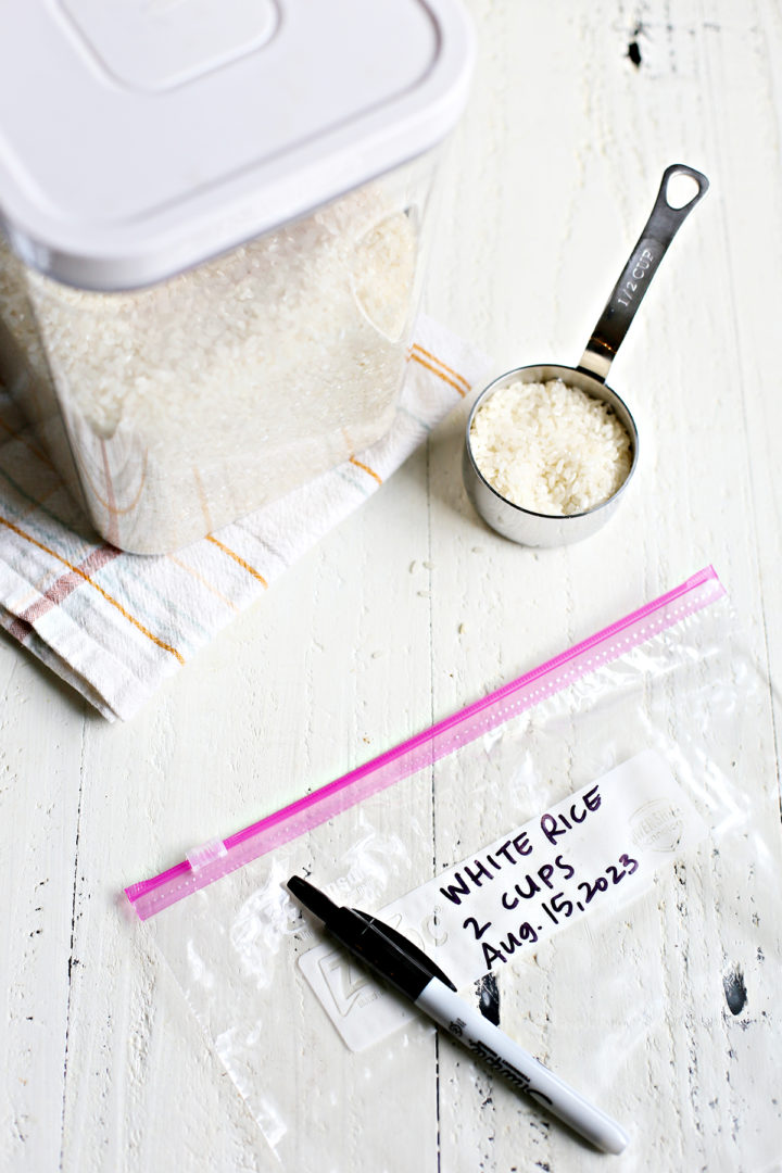 Supplies needed to freeze cooked rice. 