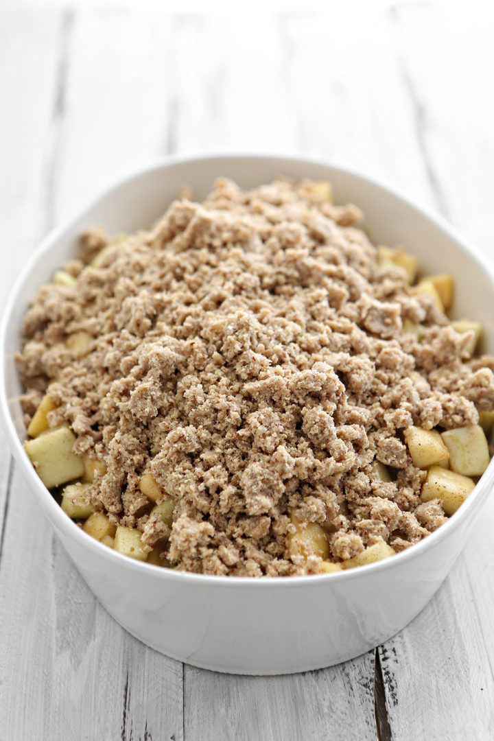 baking pan with apples and oatmeal crumb topping for this apple crisp recipe