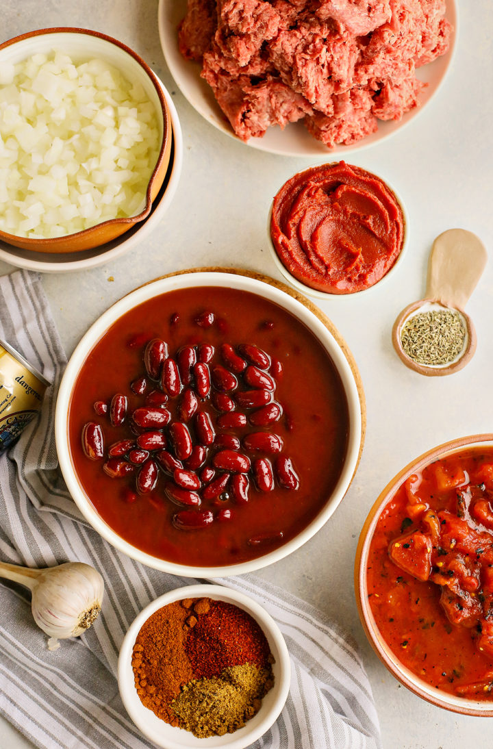 ingredients needed to make a recipe for ground beef chili	