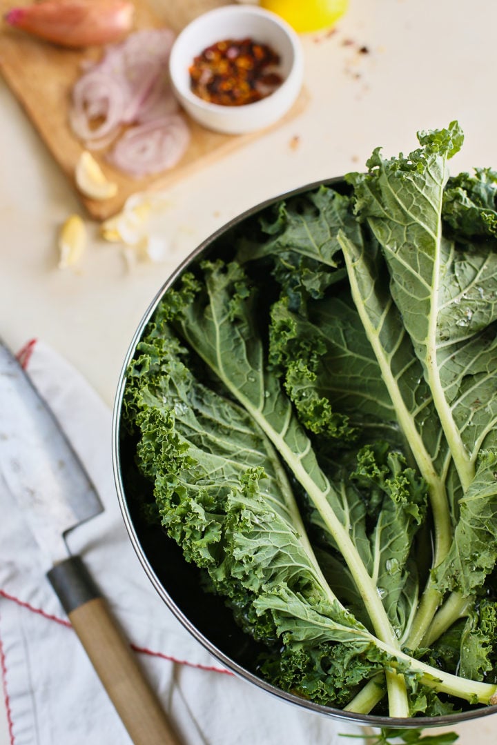 ingredients to make sauteed kale