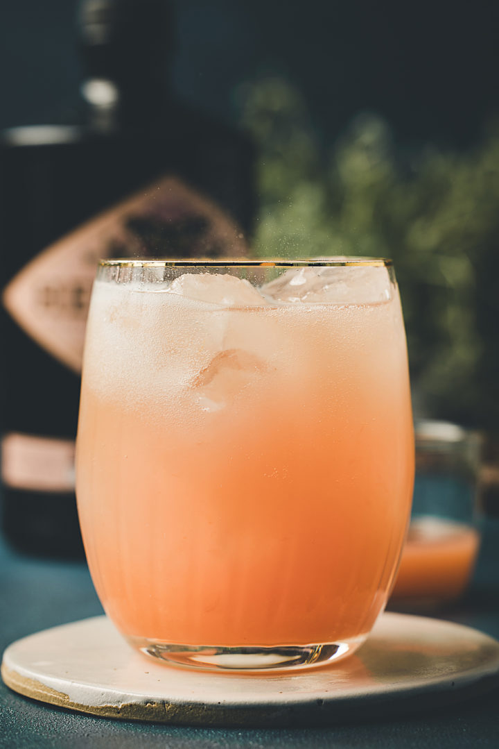 photo showing the fizz of tonic water in a gin and grapefruit juice cocktail