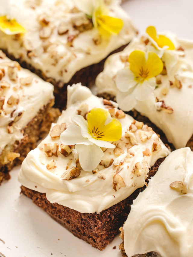 Easy Pineapple Carrot Cake: Crowd-Pleasing Dessert!