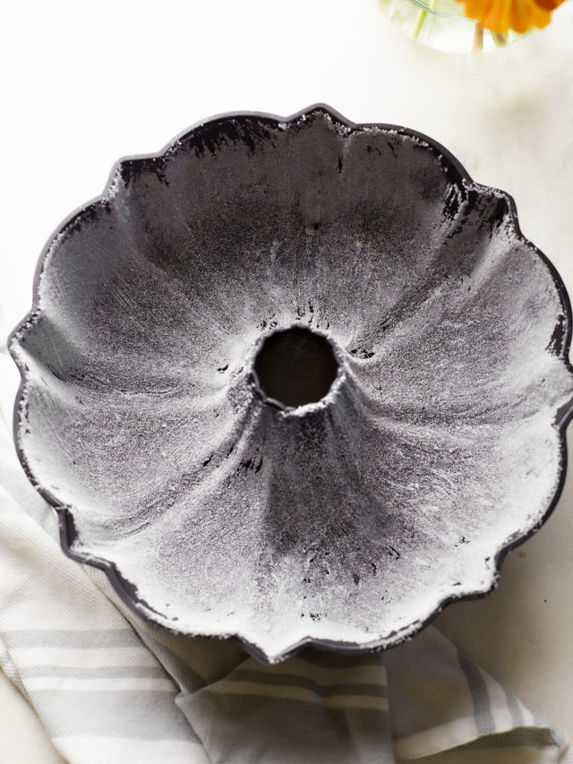 cropped-Tutorial-How-to-Grease-a-Bundt-Pan.jpg